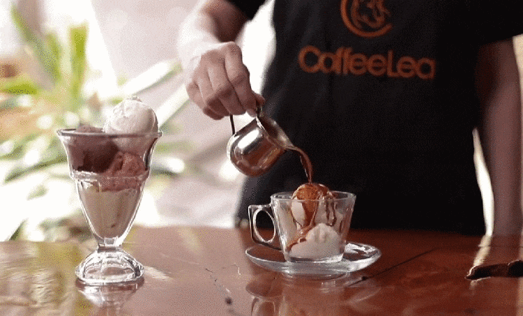 CafeauaLea barista care pregateste o bautura
